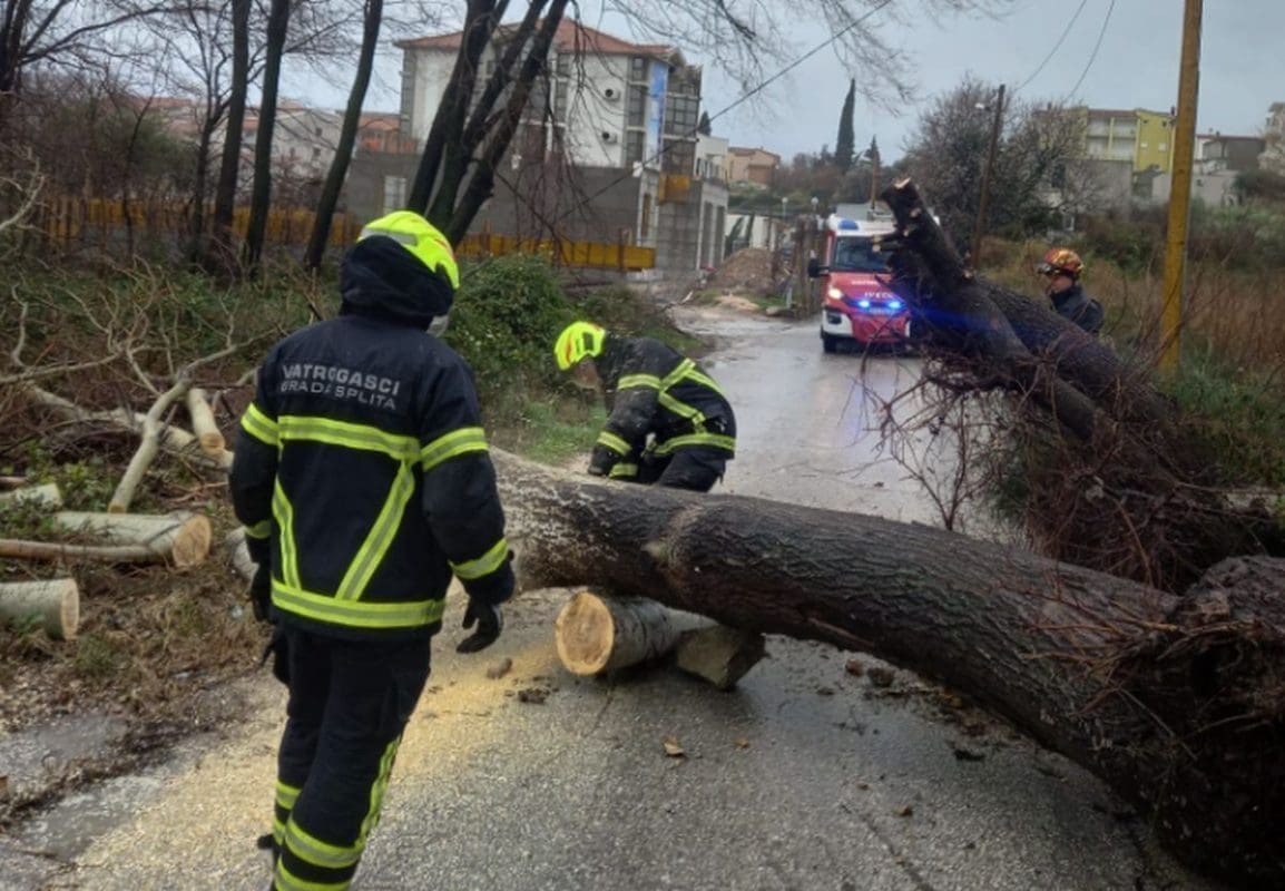 SRUŠENA STABLA I LIMOVI PRIJETE Vatrogasci DVD-a Žrnovnica danas su imali pune ruke posla