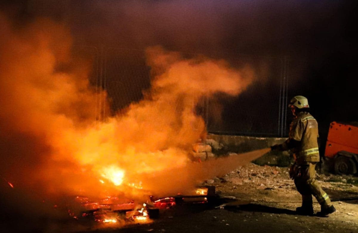 VATRENA BUKTINJA NA VISOKOJ U SPLITU Planuo otpad, vatrogasci pohitali na teren