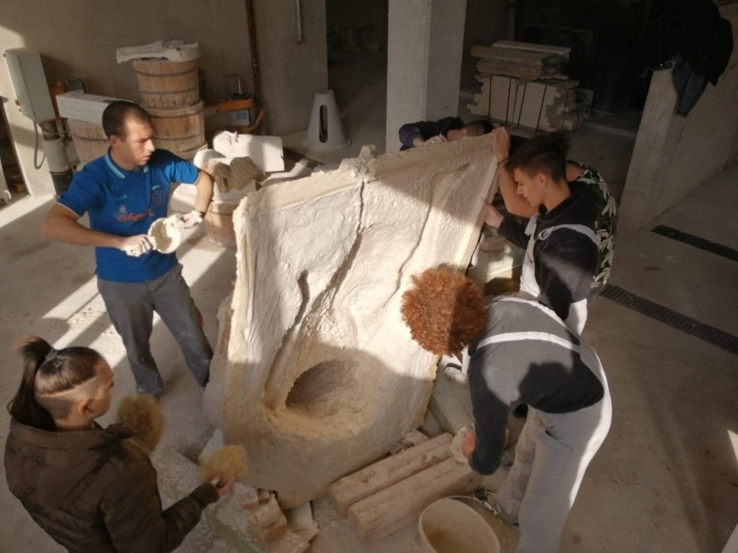 SJAJAN REZULTAT MALIH KLESARA Učenici Klesarske škole na Braču odali počast dalmatinskom ribaru