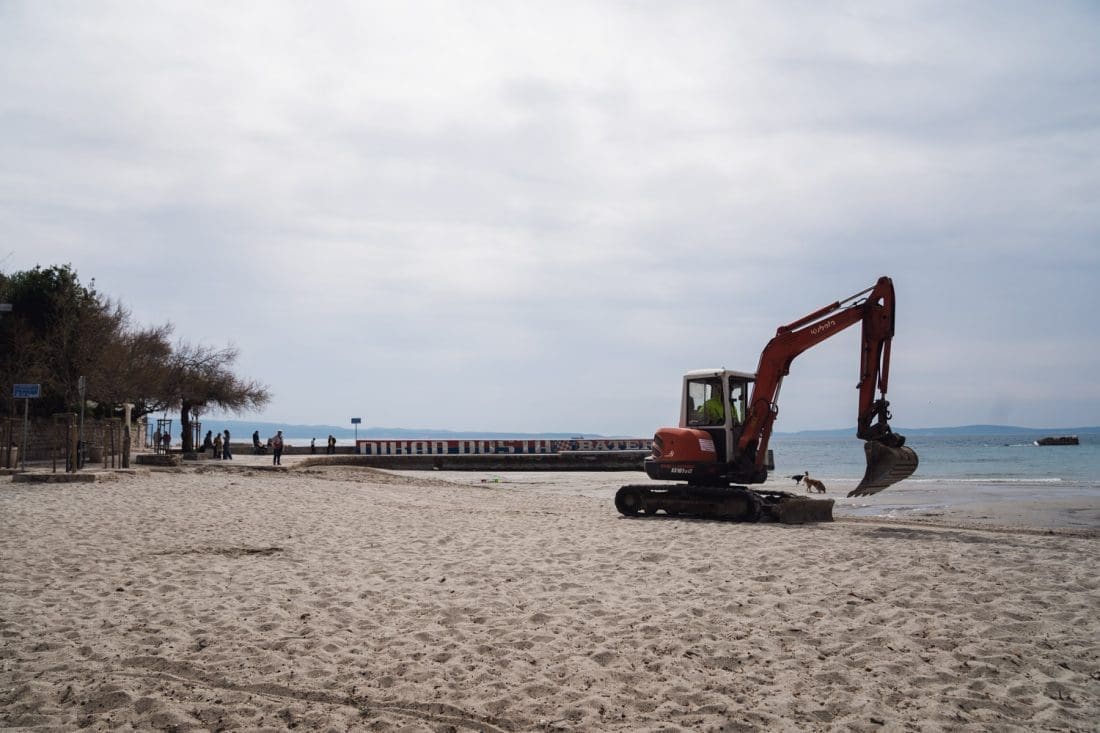 ŠTO BAGER RADI NA FIRULAMA? Prolaznike iznenadili radovi uz plažu, evo što se uklanja iz mora