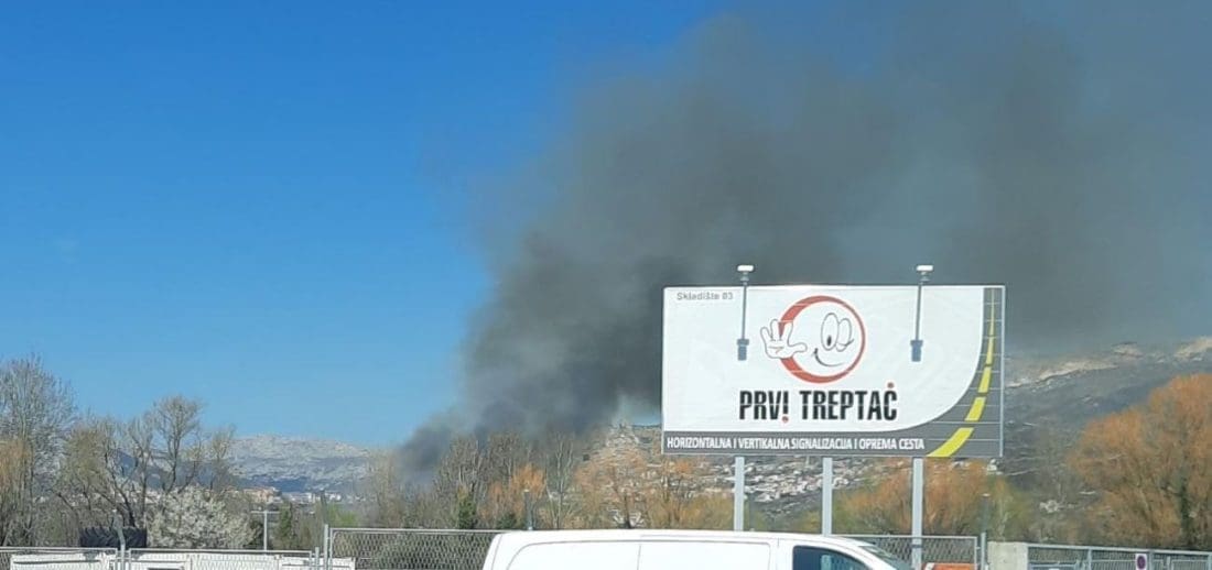 GUSTI CRNI DIM NA ISTOKU SPLITA Na teren pohitalo 15 vatrogasaca