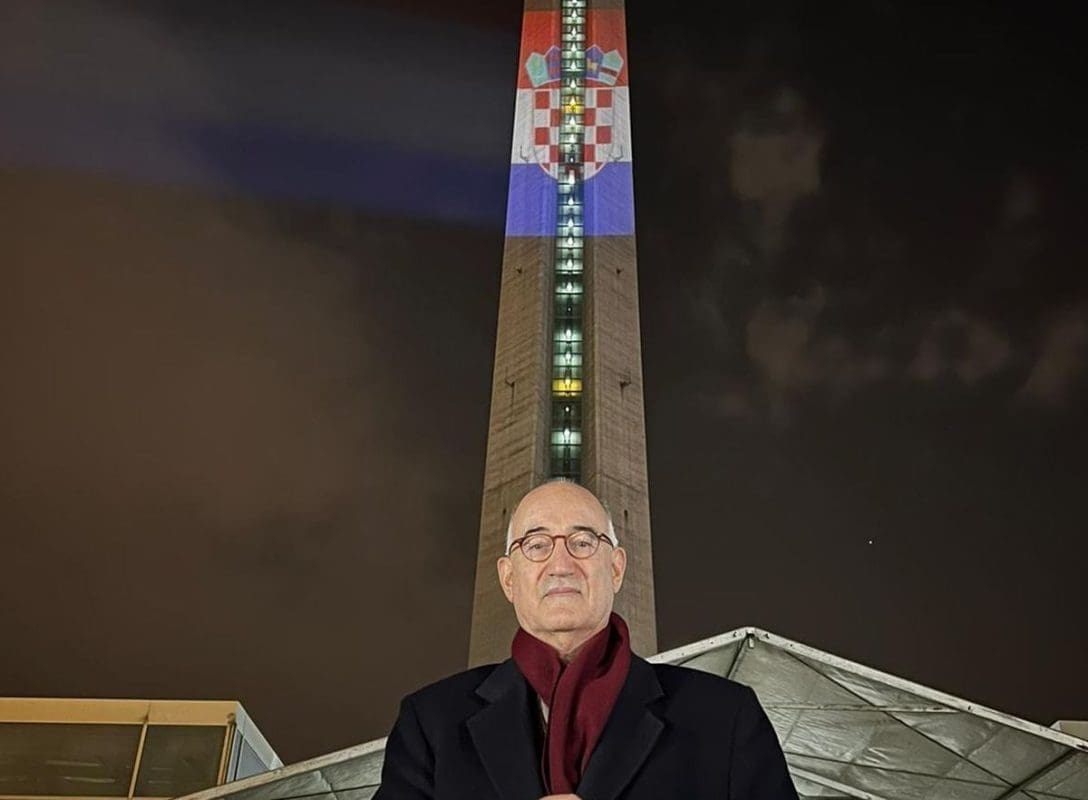 POVODOM 30-e GODIŠNJICE PRIZNANJA HRVATSKE Sjajna svjetlosna projekcija hrvatske zastave na teheranskom Milad toweru