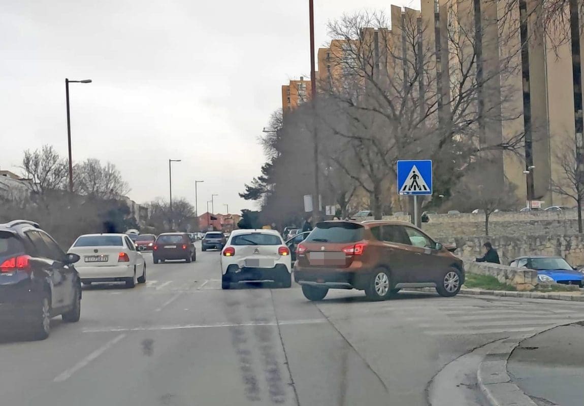 SUDAR DVAJU AUTOMOBILA U ULICI MATICE HRVATSKE Oprez vozači, stvara se gužva!