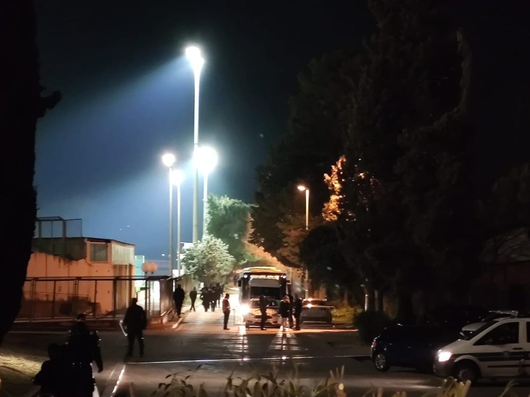 JAKE SNAGE IH PRATE Policija čuva navijače Dinama, još uvijek su kod Poljuda. Evo što smo snimili