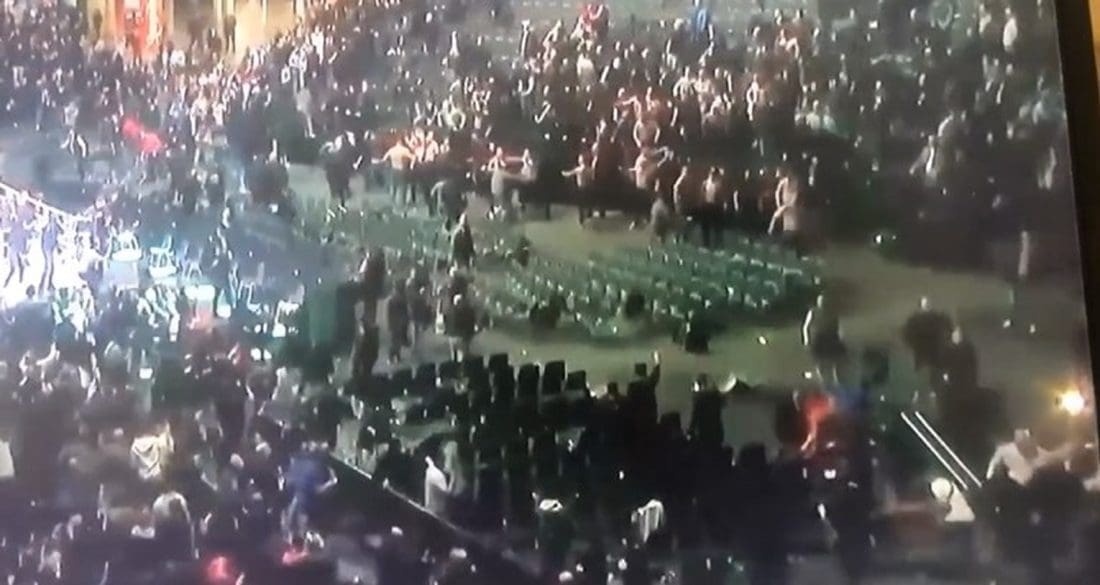 Kaos na meču borilačke legende. Letjele stolice, borba je prekinuta