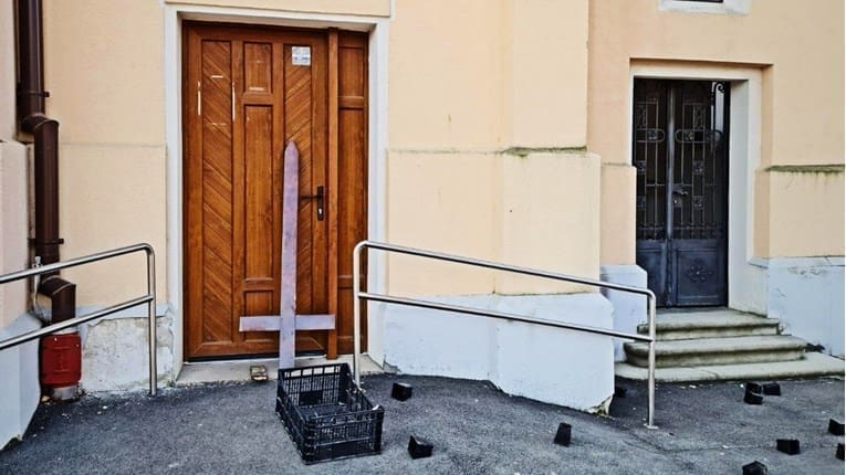 VANDALIZAM ISPRED CRKVE Porazbijali kipove, iščupali križeve ostavili ih naopako