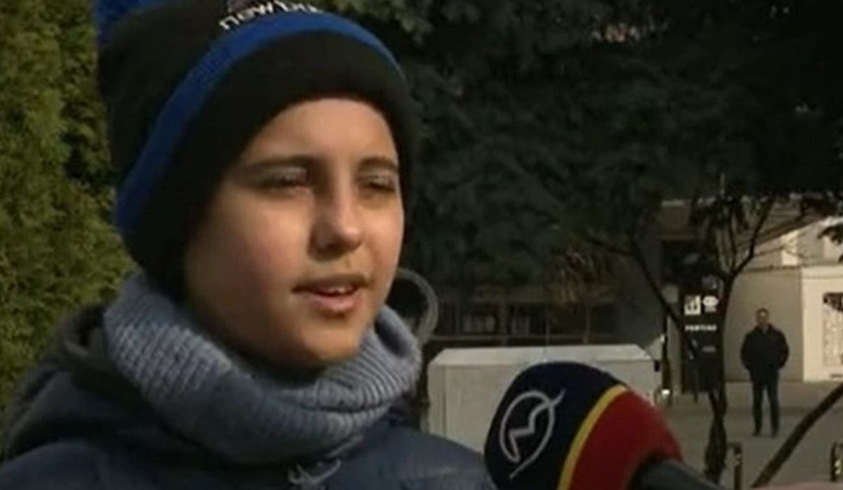 Sam i u suzama 11-godišnjak napustio Ukrajinu. Na ruci imao napisane brojeve telefona