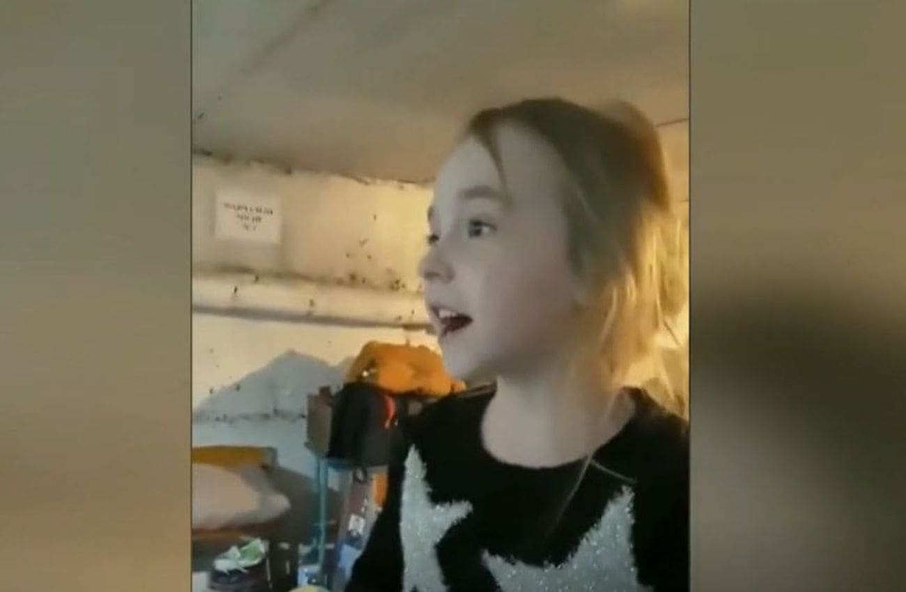 DA TI SRCE PUKNE Djevojčica u kijevskom skloništu pjeva popularnu dječju pjesmu