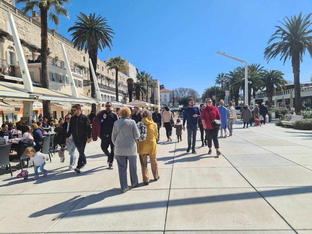 KOŽU NA SUNCE Splićani "vrebaju" kafiće kako bi našli svoje mjesto pod suncem
