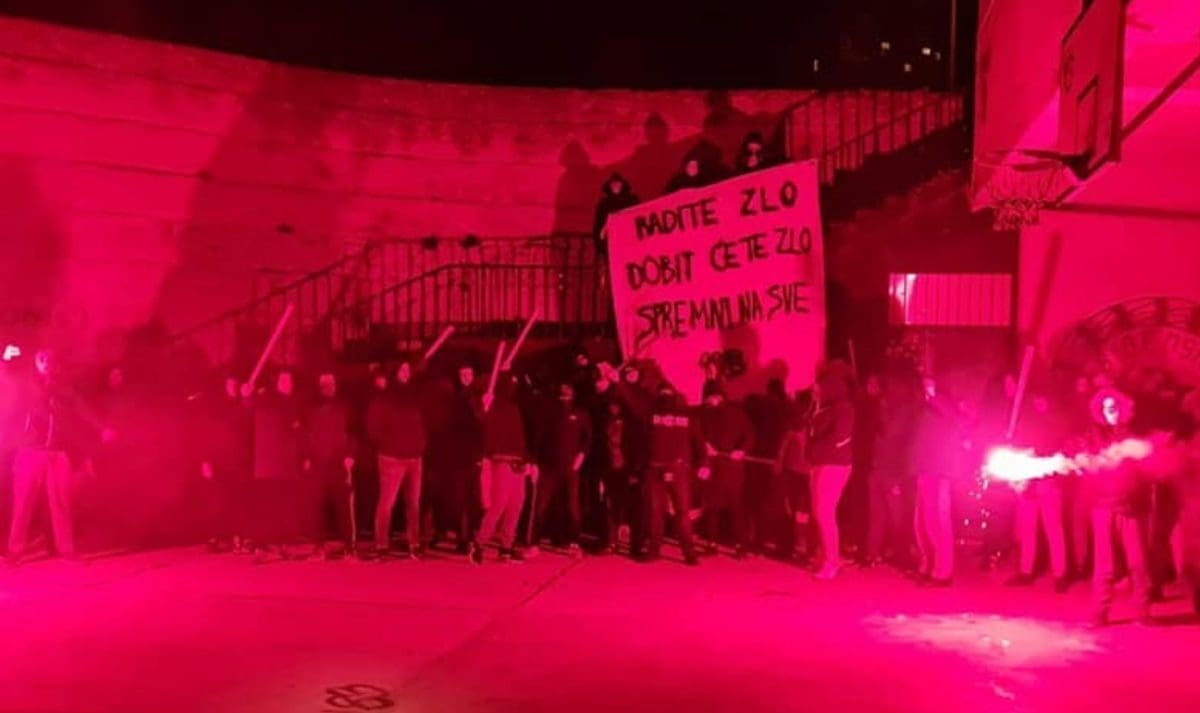 POBUNA U DALMACIJI Revoltirani 'Funcuti' zapalili baklje i poslali uvredljive poruke: "Ne možete ih promašiti jer nadaleko smrde po kaljuži"