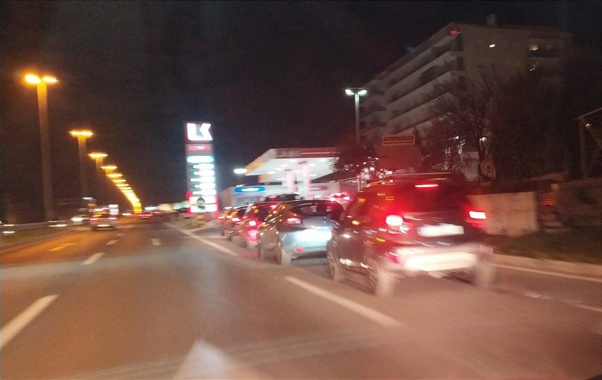 Gorivo u ponoć jako poskupljuje, Splićani čekaju u redovima na benzinskim pumpama