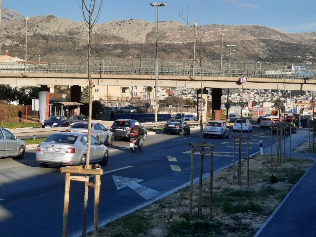 Sudar dvaju auta i motocikla u Strožancu, zagužvalo na Sirobuji