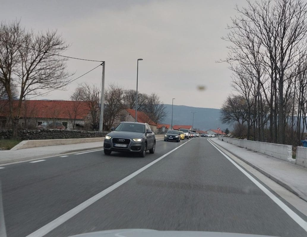 SUDAR DVAJU AUTOMOBILA U ZAGORI Nastala gužva u smjeru Splita