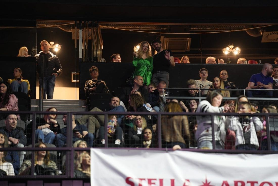 HANA STIGLA U ARENU Grašina supruga zablistala u zelenoj haljini