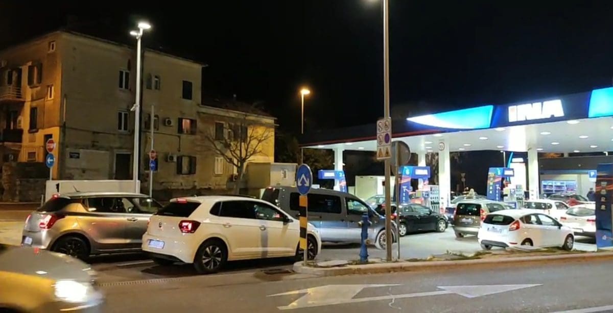 Manje od sat vremena do poskupljenja: Ovako izgleda red na pumpi na Poišanu