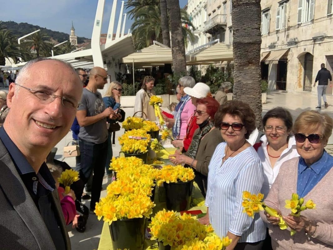 PULJAK NA RIVI "Kupnjom narcisa od krasnih šinjorina dajte svoj doprinos borbi protiv raka"