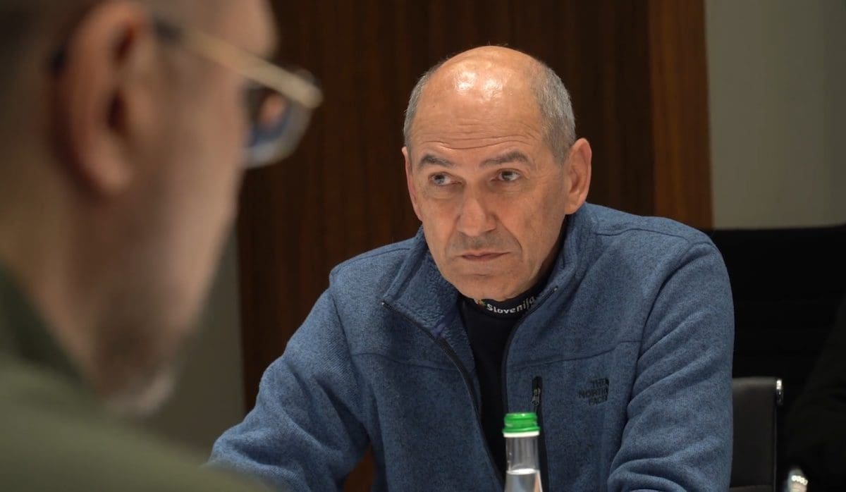 Janša poručio Slovencima: "Vrag je odnio šalu. Naoružajte se. Legalno"