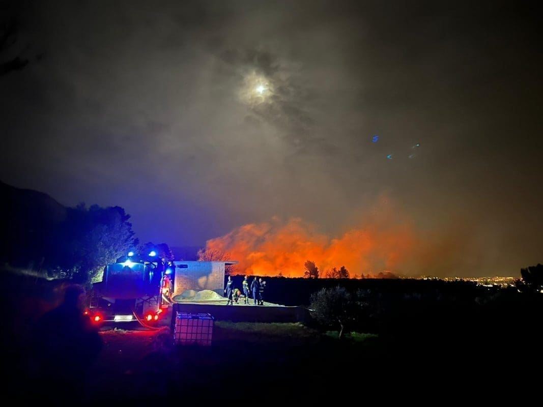 ODLIČNE VIJESTI Požar u Kaštelima je lokaliziran, vatrogasci su i dalje na terenu