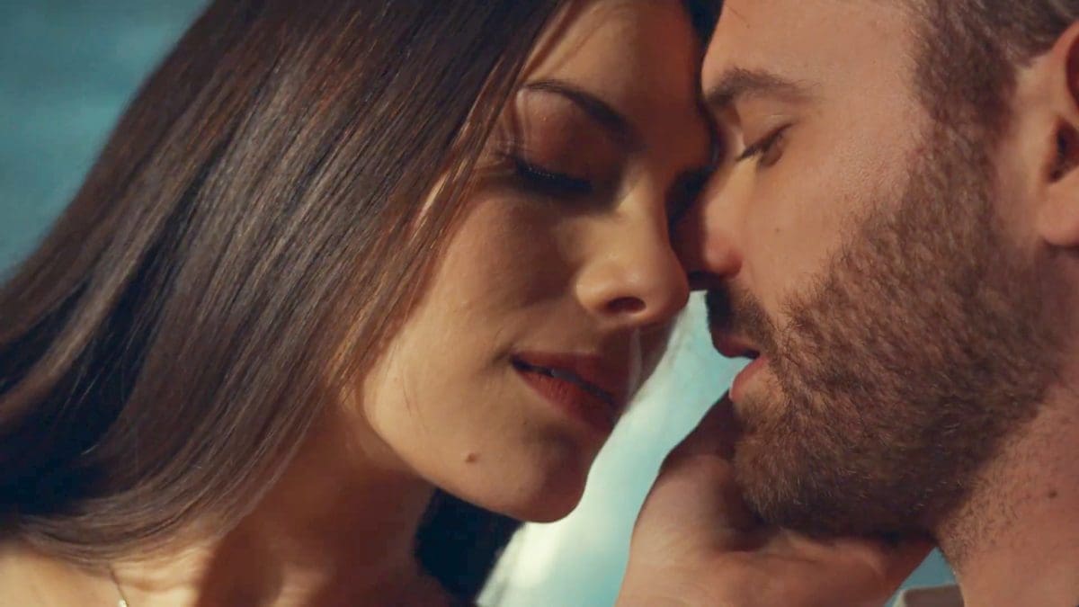 TKO JE TRENUTNO JEDINI NAŠ PJEVAČ KOJI SE SLUŠA U HRVATSKOJ? "Stvarno sam počašćen što mogu pjevati Tončijeve melodije i Vjekoslavine bezvremenske tekstove"