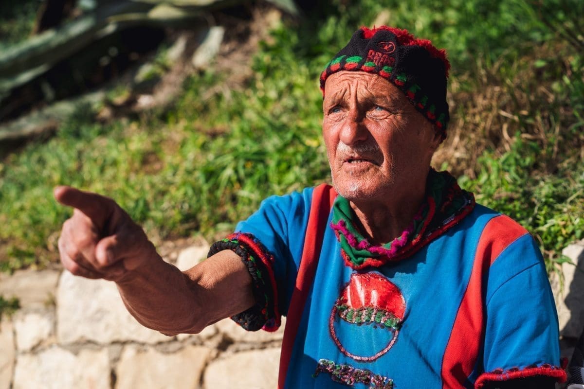 MRVA, LEGENDA OVČICA "Ženija se nisam. Bija sam sa ženama, ali sam živija na crno. Ja sam ti kao vrabac - stavi ga u ćibu, sutra će umrit"