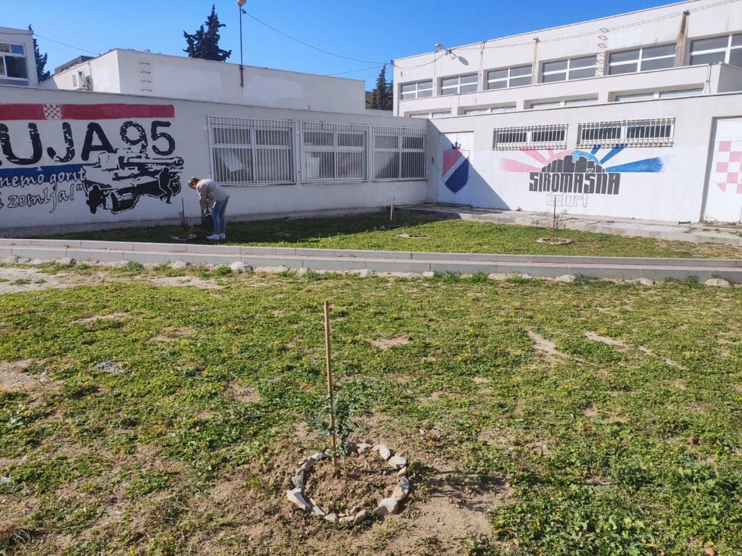 Ravnateljica OŠ Plokite Marijana Smoje: Razbijeno je staklo, skinute četiri kamere, sve je u procesu