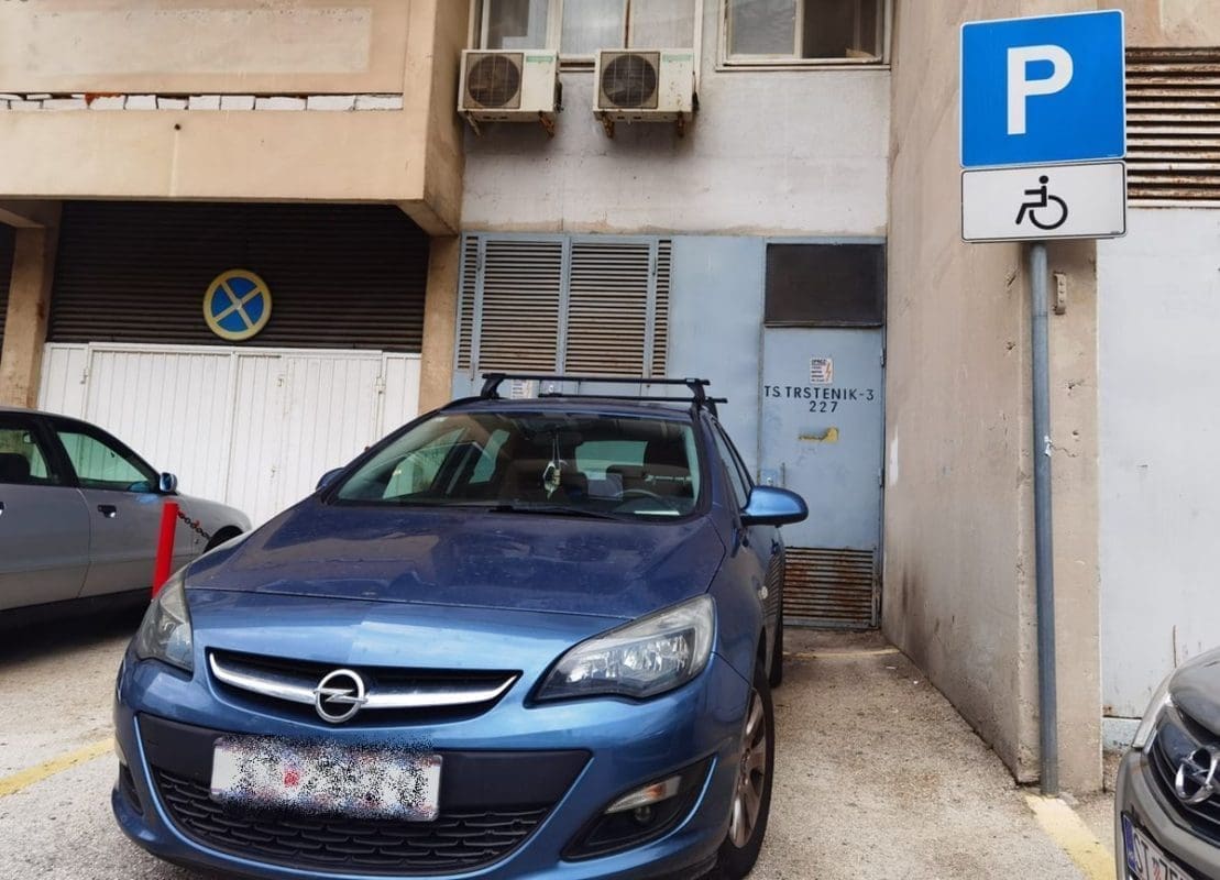 STANARI KRSTARICE OGORČENI "Prometni redar je sebi uzeo za pravo svojatati prostor ispred trafostanice za parkiranje svog automobila", Goran Dlaka: "Dali smo nalog da se ovo parkirno mjesto ukloni"