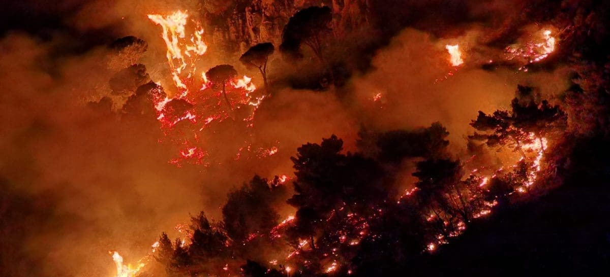 VIDEO Besana noć za vatrogasce: Nimalo ugodni prizori s požarišta, plamena buktinja ponovno sve veća