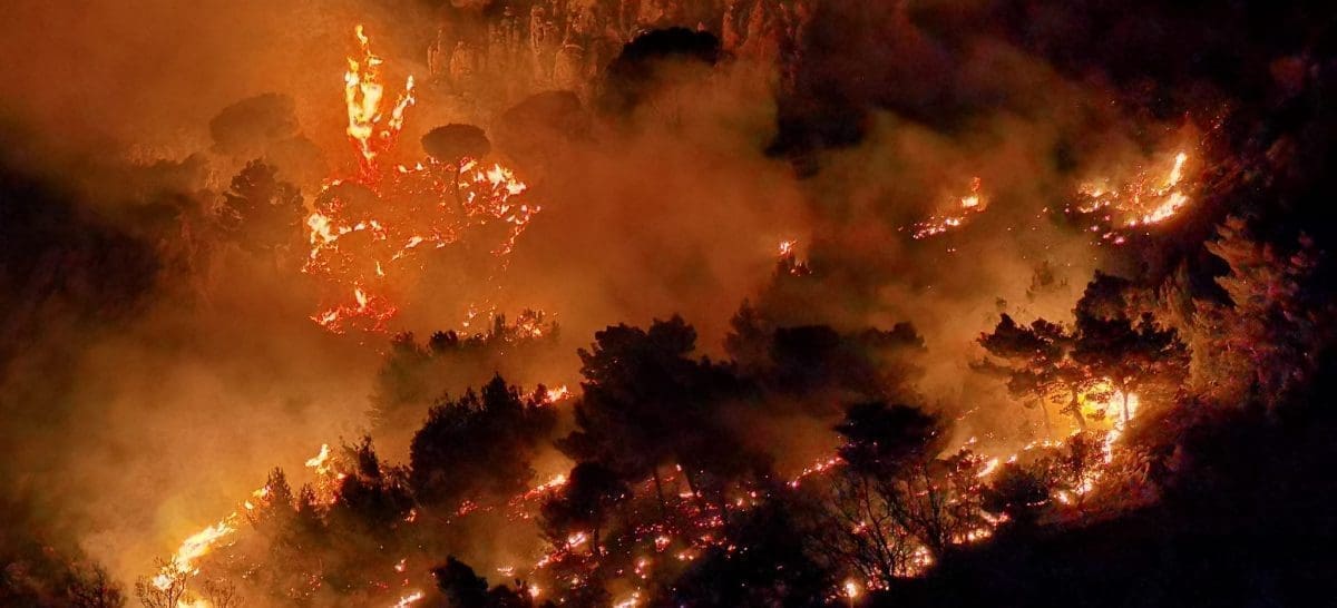 VATRENA STIHIJA NE JENJAVA Vatrogasci cijelu noć dežurali na požarištu, borba s vatrom se nastavlja