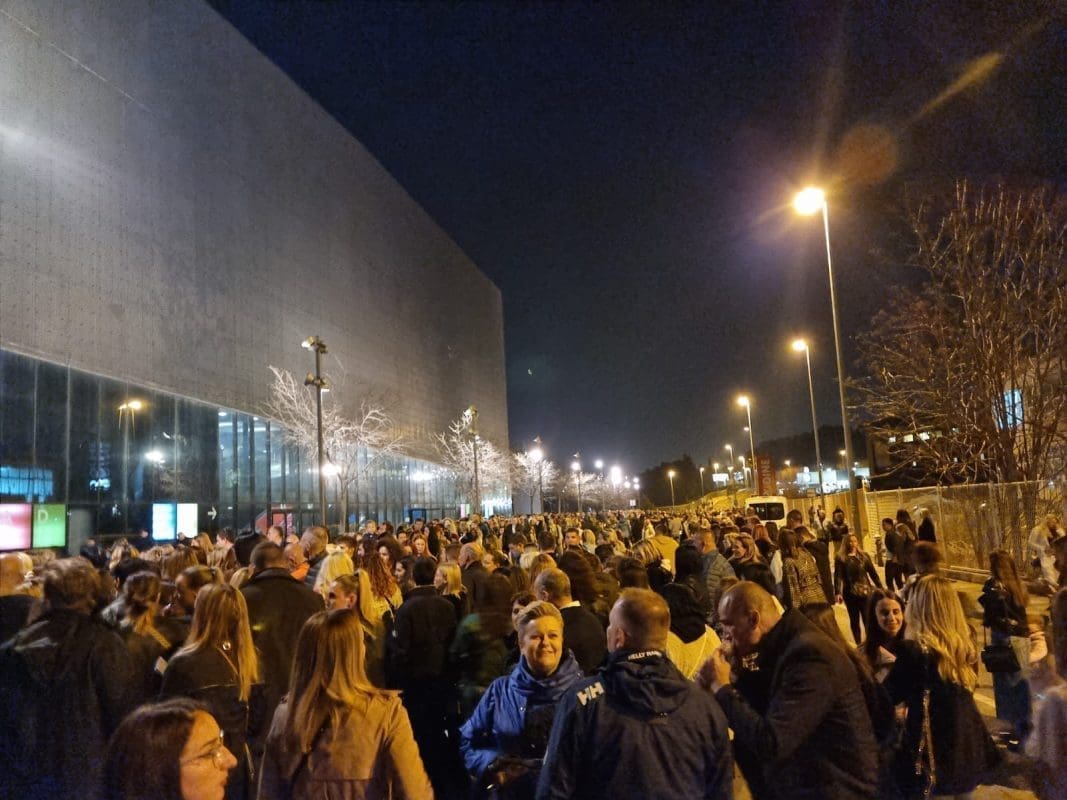 SPEKTAKULARNO ISPRED SPLITSKE ARENE Splićani željno iščekuju koncert Petra Graše, gužva na ulazu ogromna