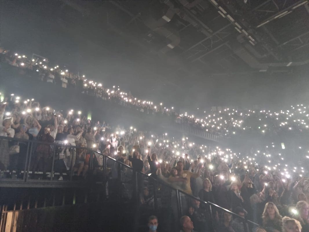 KAKVA SLIKA IZ SPLITA Prizor za naježit se! Prepuna arena upalila bljeskalice i zapjevala posebnu Grašinu pjesmu