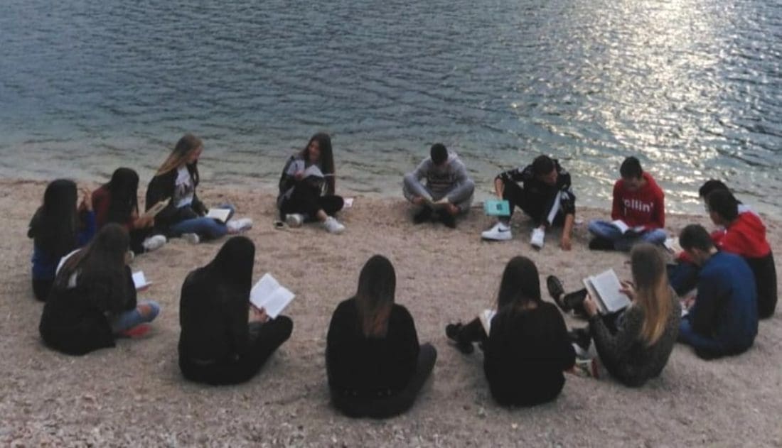 ŠKOLSKI KOLEGE OPRAŠTAJU SE OD UBIJENOG 16-GODIŠNJAKA “Čuvaj nas od gore, Albanezi naš..”