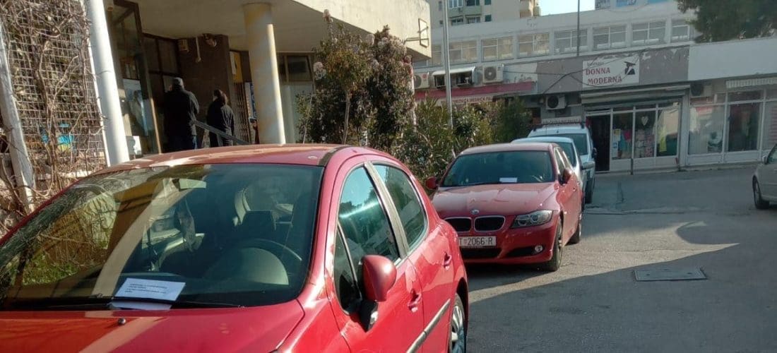 JUTARNJE IZNENAĐENJE Stanovnicima Plokita osvanula poruka na automobilima