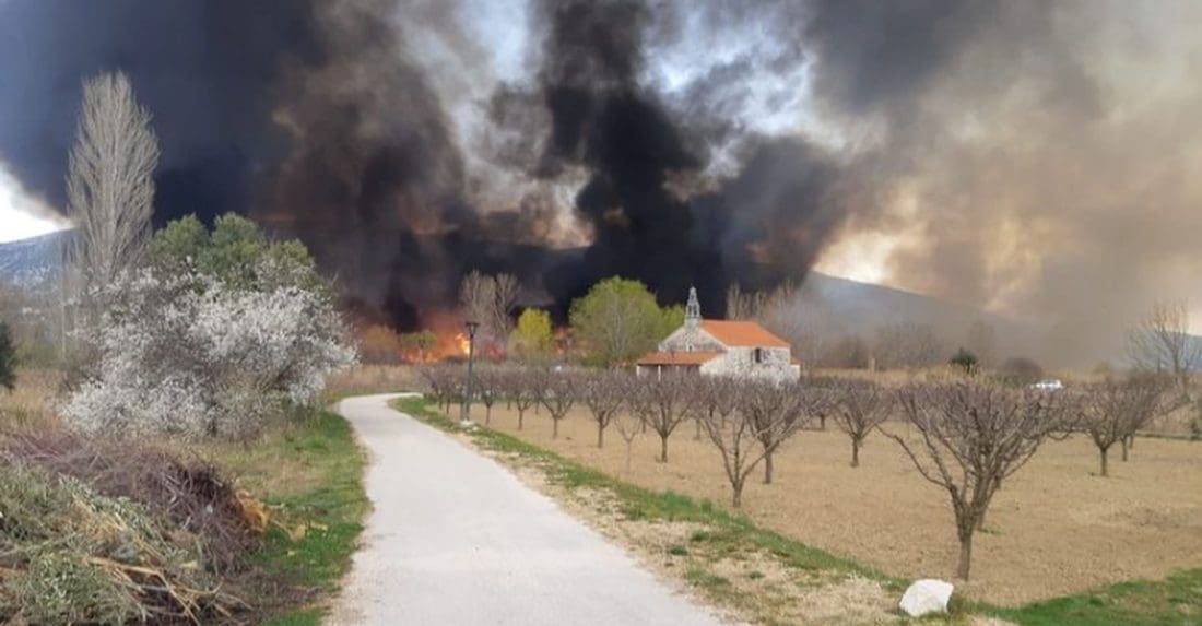 DRAMATIČNI PRIZORI U DALMACIJI Golema vatrena buktinja se primaknula crkvici. Veliki broj vatrogasaca je na terenu