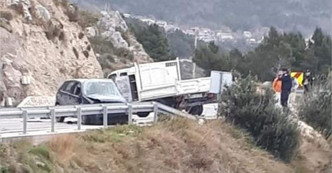 PROMETNA U MAKARSKOJ Prešao u suprotni trak pa se zabio u teretno vozilo