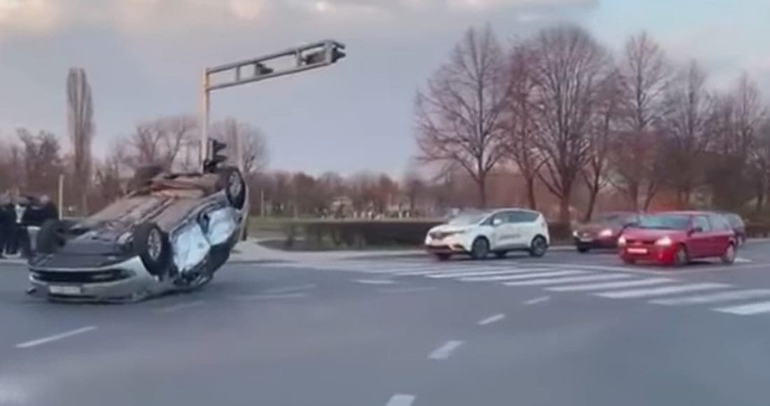 PRIZORI ZAPREPASTILI VOZAČE Teška prometna nesreća, auto završilo na krovu
