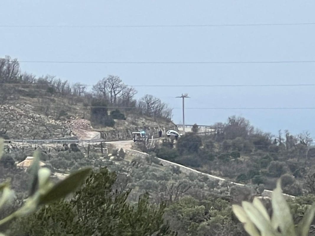 TEŠKA NESREĆA U DALMACIJI Vozačica hitno prevezena u bolnicu, autom udarila u betonski stup