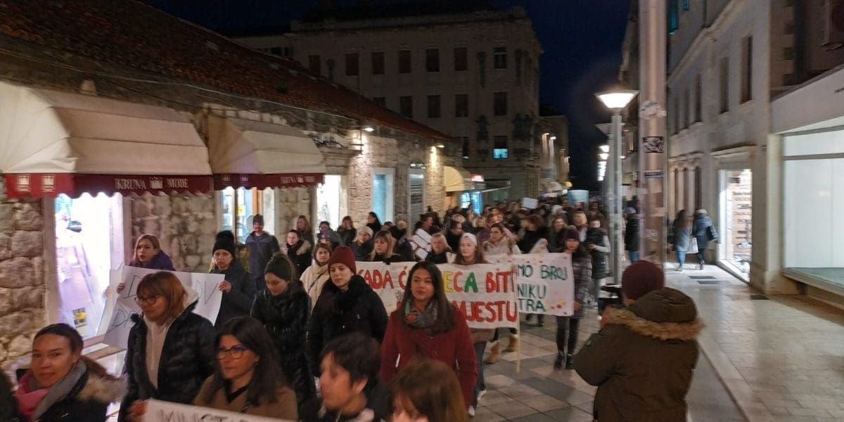 VELIKA PROSVJEDNA KOLONA PREKO MARMONTOVE I RIVE "I u auto se može ugurati još 10 djece, ali je li to sigurno?"