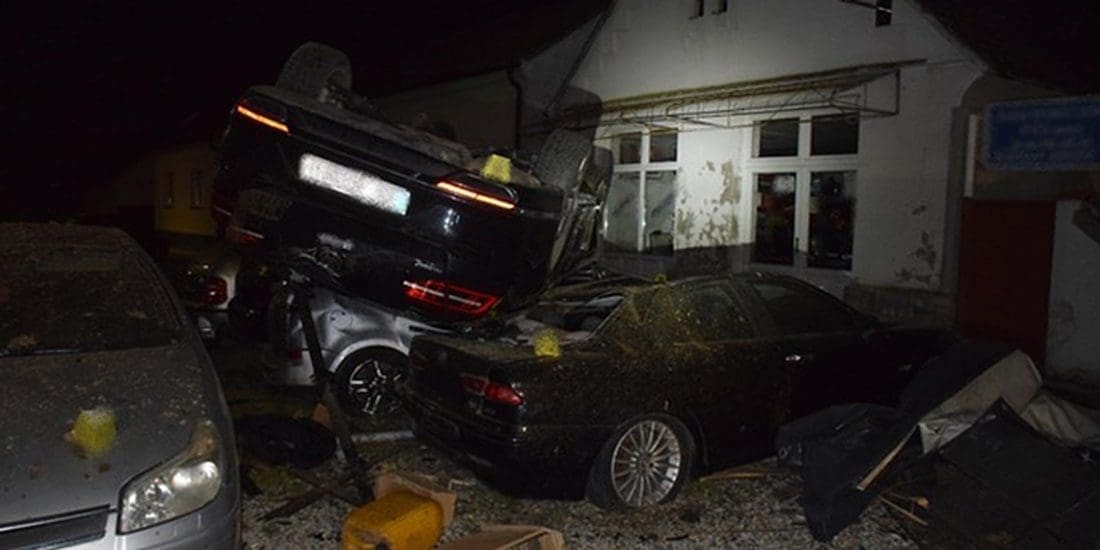 NESVAKIDAŠNJI PRIZORI SVE SU ZGROZILI Teška prometna nesreća u Hrvatskoj, pijani vozač oštetio osam vozila i obiteljsku kuću