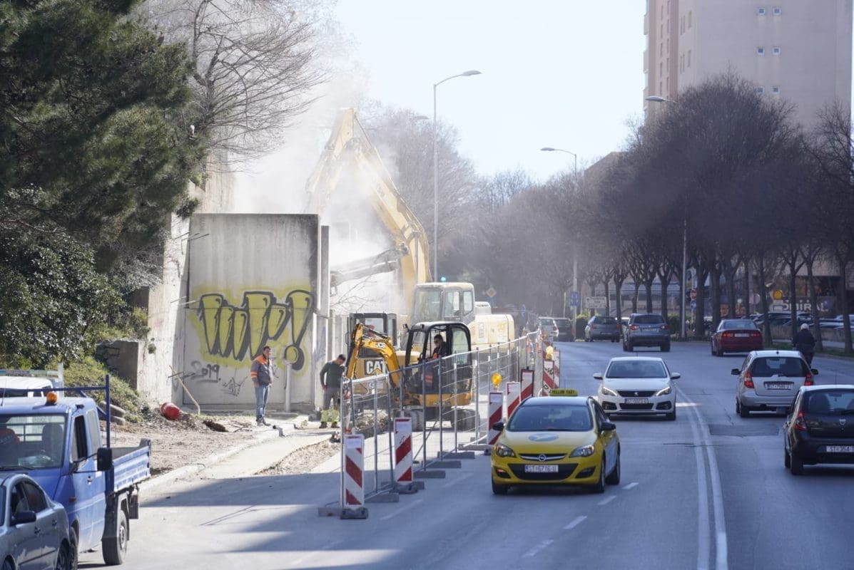 RADI SE 'PUNOM PAROM' Praši se u centru Splita: Pogledajte kako napreduju radovi na izgradnji pješačke staze i zelenog pojasa