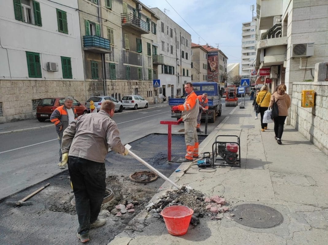 RADOVI U ZVONIMIROVOJ Vozači, strpljenje: Diže se dotrajali asfalt, privremena regulacija prometa