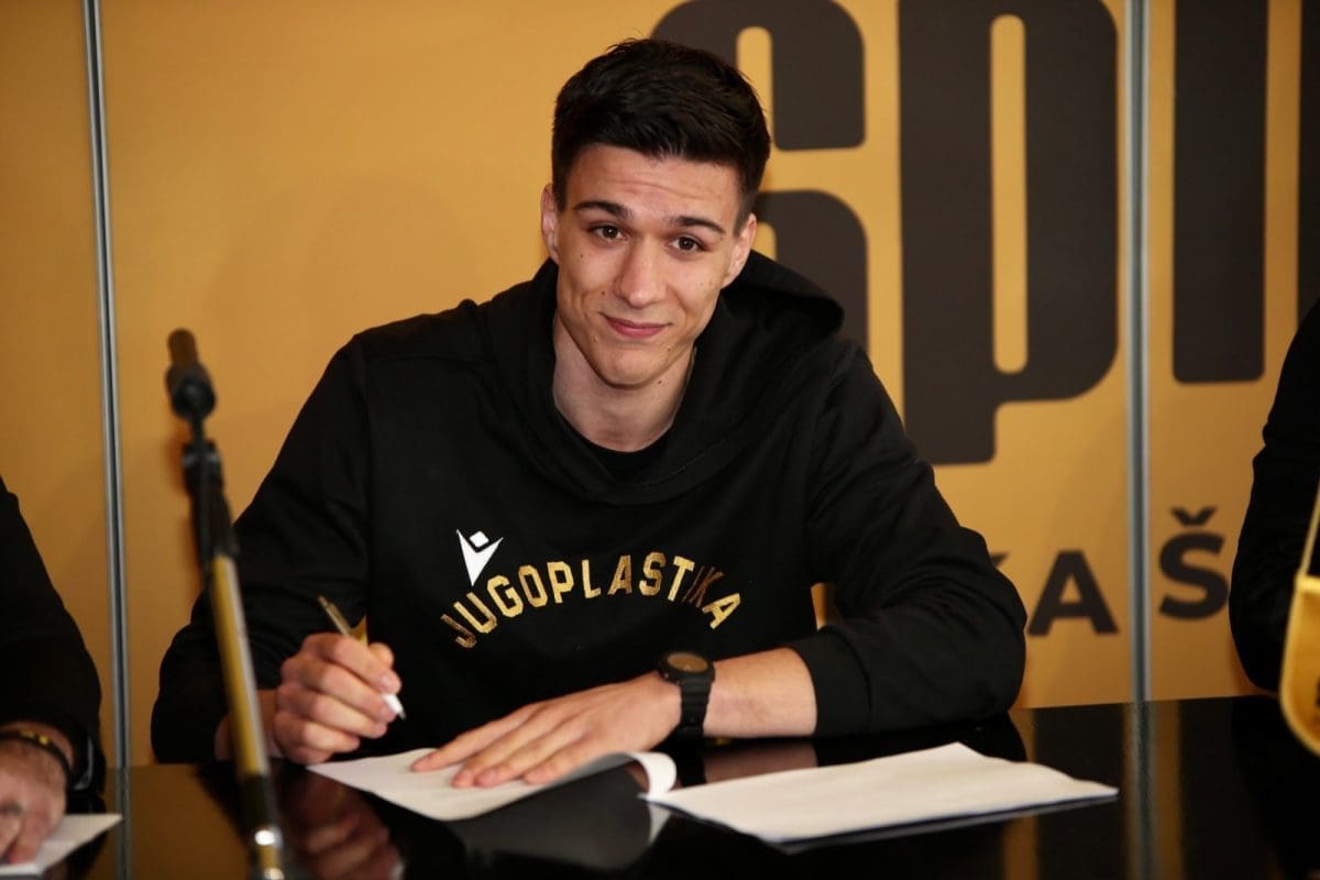 VIDEO Runjić produžio ugovor sa Žutima: "Želim mu da nakon 19 godina vrati titulu prvaka u naš grad"