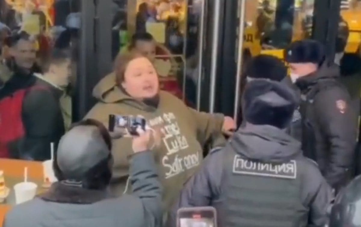 VIDEO Očajni Rus se lancima zavezao trgovinu u Moskvi: "McDonald’s me učinio onim što sam danas!"