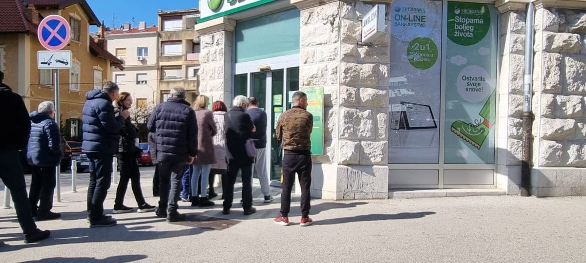 I DANAS VELIK RED PRED SBERBANKOM U SPLITU Unatoč najavi da banka nastavlja normalno s radom, Splićani - pohrlili u poslovnicu