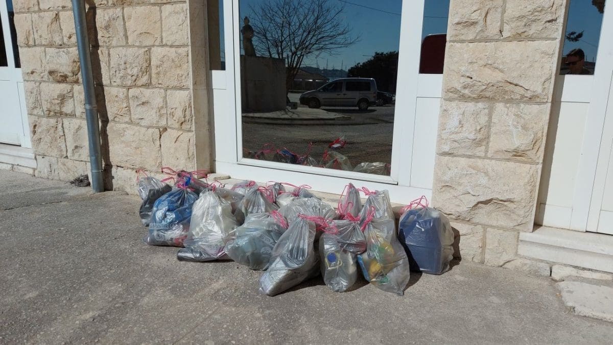 SMEĆE U SEGETU Nezavisni vijećnici napravili nove "instalacije" ispred Općine: "Obogaćujemo kulturnu scenu"