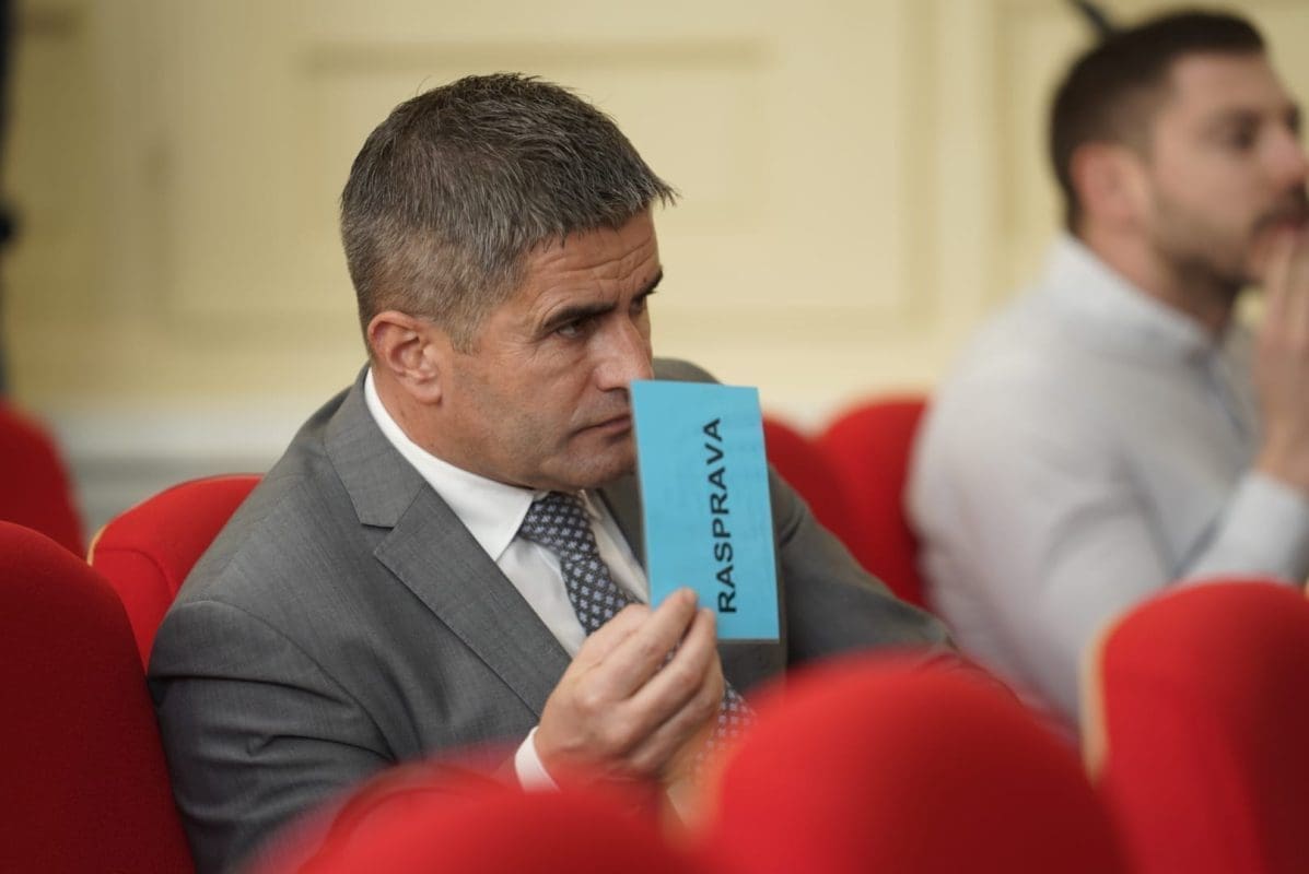 RAZOČARAN JE! Prvi čovjek splitskog HDZ-a o 'medijskom reketu' i sjednici: "Nismo donijeli zaključak"