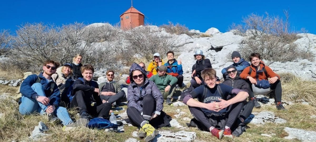 Umjesto na derbi, strani studenti iz Splita završili na vrhu Mosora: "Splićanke kontaktiram preko Tindera, nijedna mi nije odgovorila!"