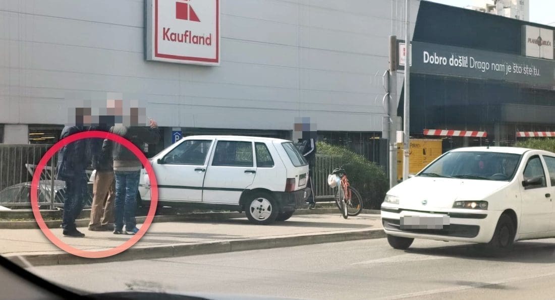 ZAVRŠIO U OGRADI I SRUŠIO JE Sudarila se dva automobila kod Kauflanda