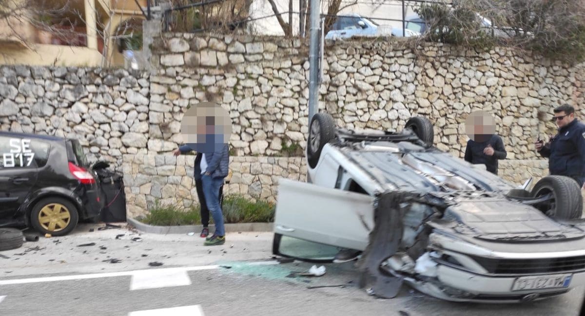 PREVRNUO SE NA KROV NA MAGISTRALI Jedna osoba ozlijeđena u prometnoj nesreći u Tučepi