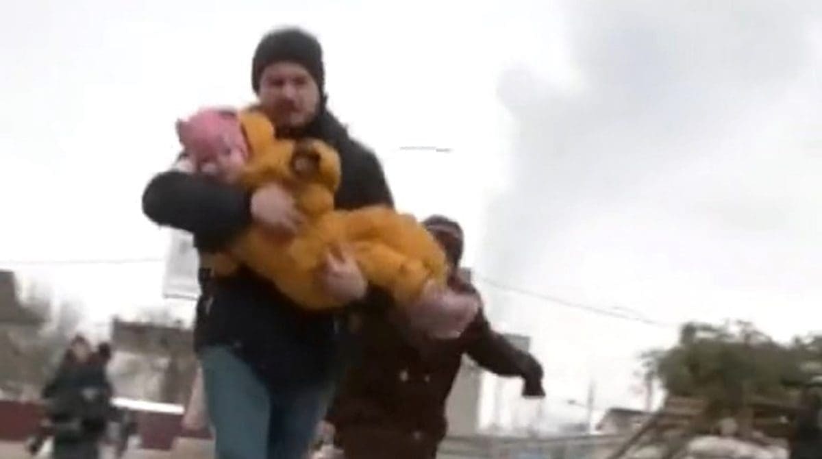 PRIZORI KOJI LEDE KRV U ŽILAMA Civili pokušali pobjeći iz grada kod Kijeva, a onda su krenule granate