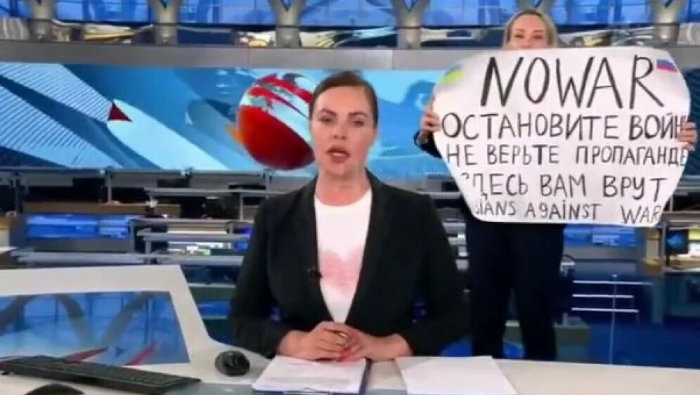 USRED VIJESTI UŽIVO Ovako je izgledao upad žene na ruskoj televiziji: "Lažu! Ne vjerujte propagandi"